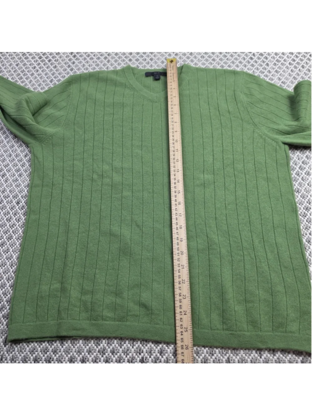 100% Cashmere Sweater Men’s Medium Green Ribbed V Neck Pullover Apt. 9